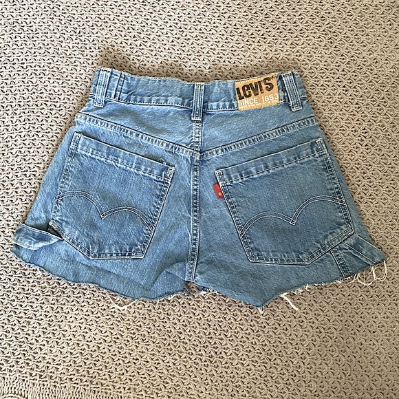 Levi’s Workwear • Raw Hem Distressed Mid-Wash Jean Shorts 🤍 - Picture 2 of 9